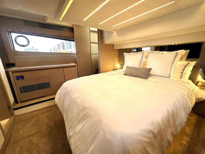  Yacht Photos Pics 2023 Prestige Yachts 520 S