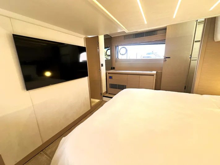  Yacht Photos Pics 2023 Prestige Yachts 520 S