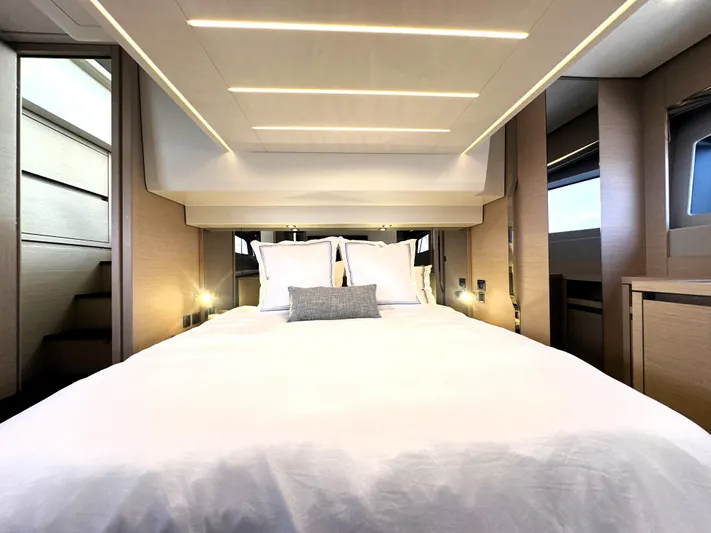  Yacht Photos Pics 2023 Prestige Yachts 520 S