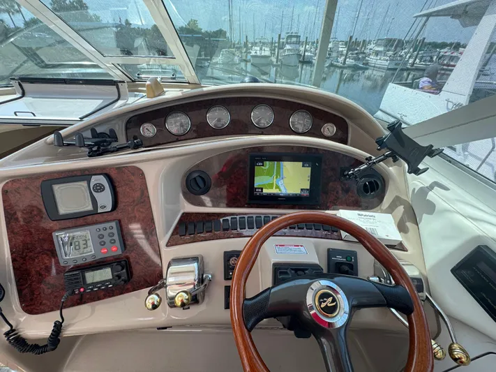 Cool Change Yacht Photos Pics 9 2004 Sea Ray 390 Helm Station