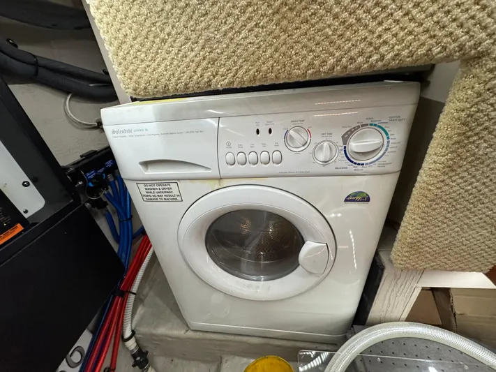 Cool Change Yacht Photos Pics 25 2004 Sea Ray 390 Under Stairs Laundry