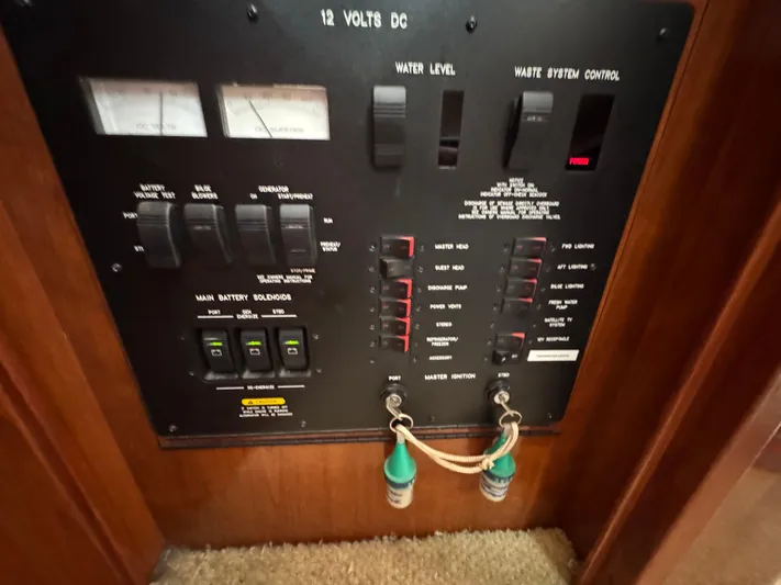 Cool Change Yacht Photos Pics 27 2004 Sea Ray 390 Control Panel