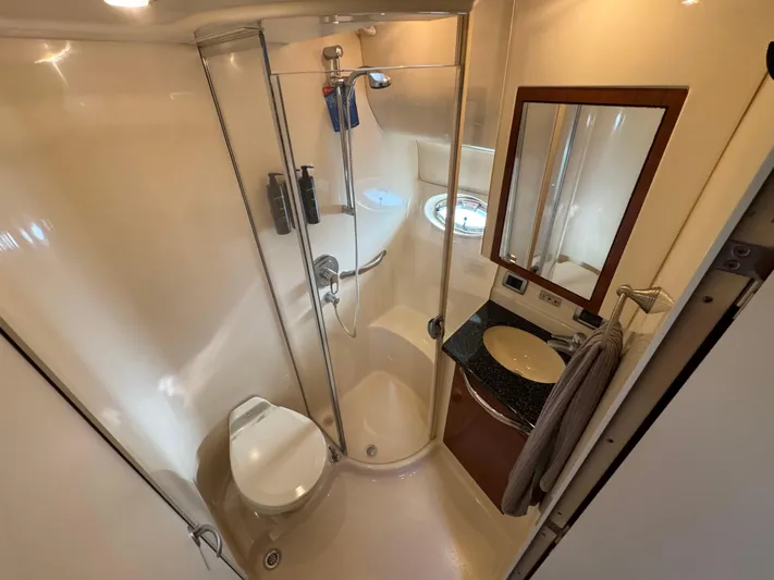 Cool Change Yacht Photos Pics 31 2004 Sea Ray 390 VIP Head