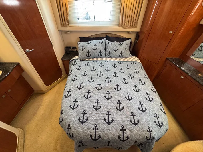 Cool Change Yacht Photos Pics 33 2004 Sea Ray 390 Owners Aft Stateroom