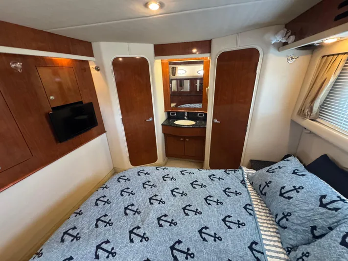 Cool Change Yacht Photos Pics 35 2004 Sea Ray 390 Owners Aft Stateroom with Ensuite