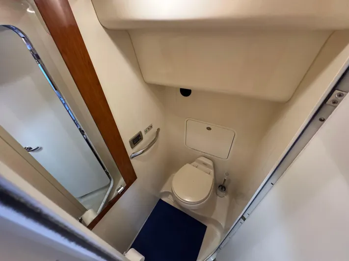 Cool Change Yacht Photos Pics 38 2004 Sea Ray 390 Owners Aft Head