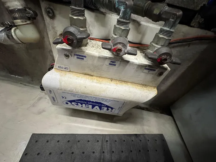 Cool Change Yacht Photos Pics 44 2004 Sea Ray 390 Engine Room