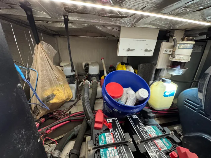 Cool Change Yacht Photos Pics 46 2004 Sea Ray 390 Engine Room