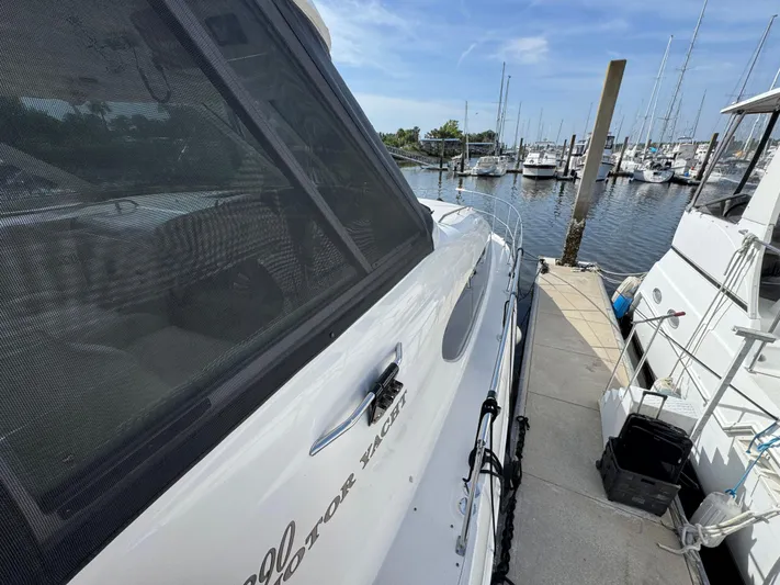 Cool Change Yacht Photos Pics 50 2004 Sea Ray 390 Starboard Walkway