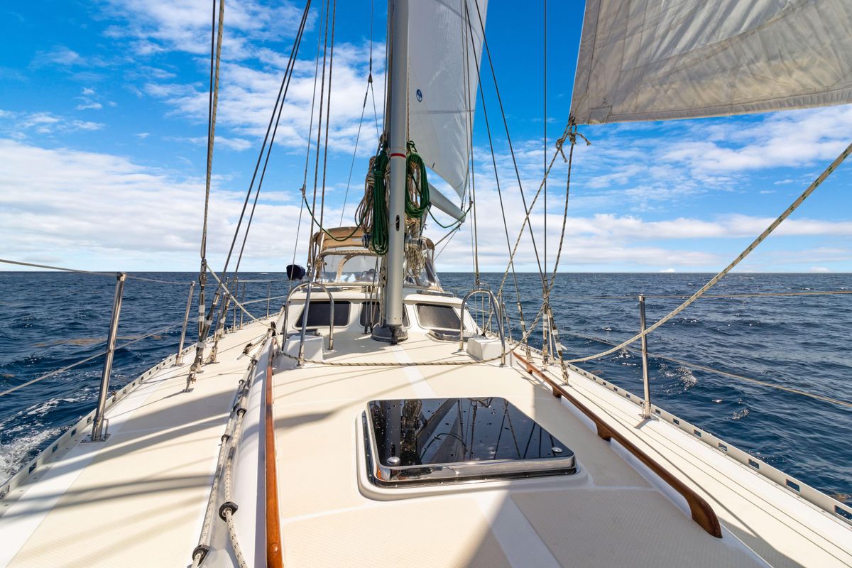 2009 Hylas 54 