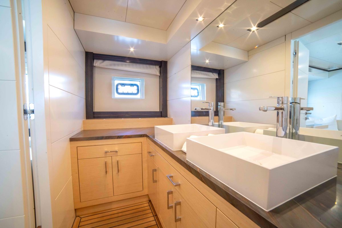 2018 Sirena 64 