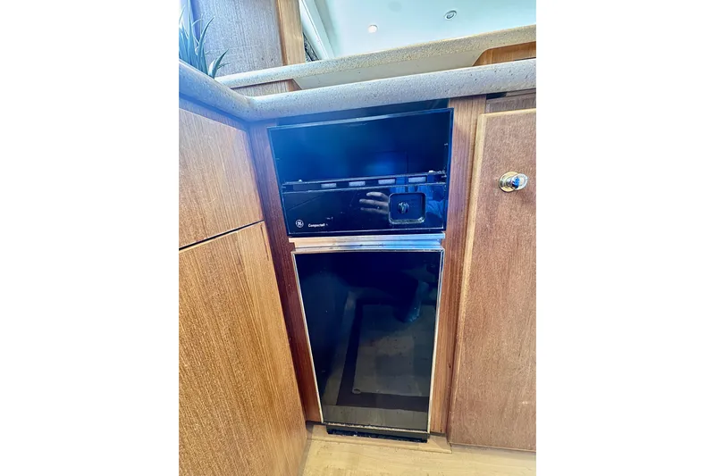 Family Affair IV Yacht Photos Pics Built-in appliance in 1997 Carver 500 Cockpit Motor Yacht kitchen area.