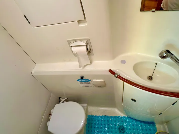Wander Cat Yacht Photos Pics Bathroom interior of 2004 Lagoon 380 catamaran with toilet, sink, and storage.