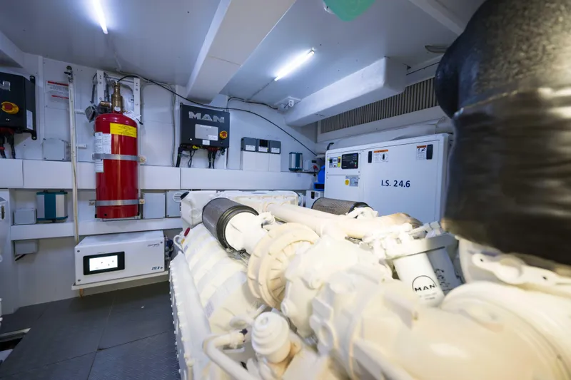 Calma Yacht Photos Pics 