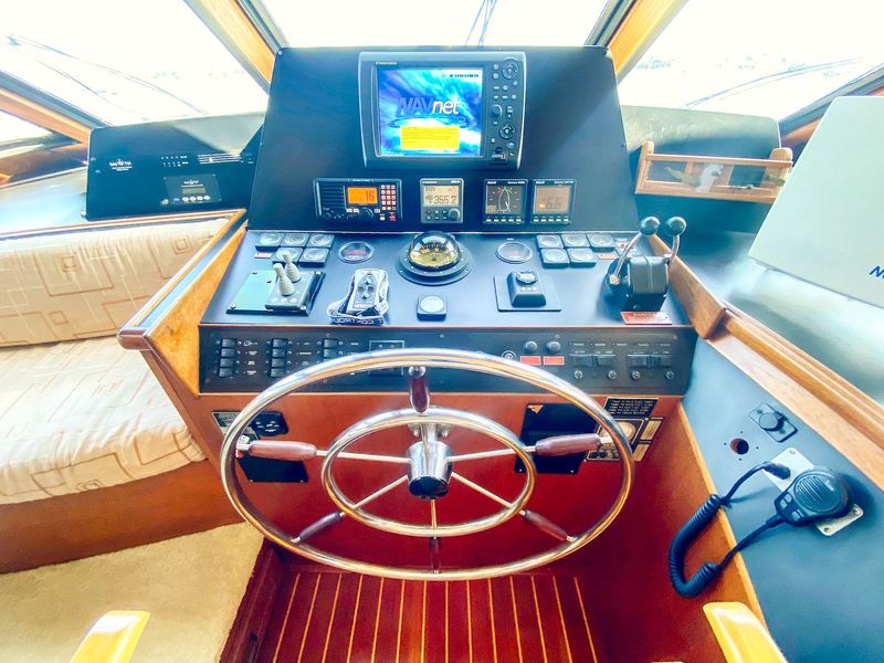 1992 Tollycraft Pilot House Cockpit Motoryacht