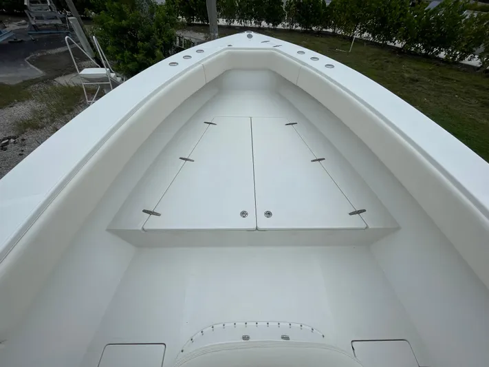  Yacht Photos Pics 2000 Venture 34 Tournament boat deck, spacious and clean design.