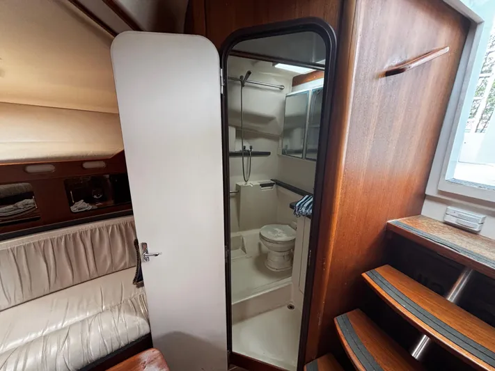 Martuni Yacht Photos Pics 2002 Luhrs 40 Open yacht interior with bathroom and seating area.