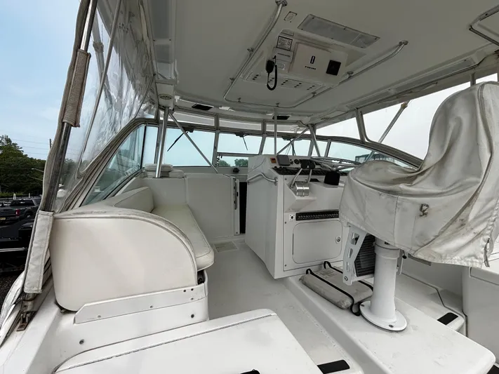 Martuni Yacht Photos Pics 2002 Luhrs 40 Open boat interior with white seating and helm station.