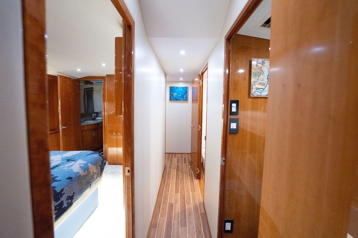 2005 Hatteras 60 