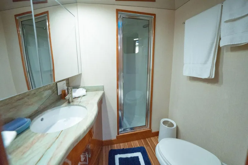 Ventura Yacht Photos Pics Master Head and Shower