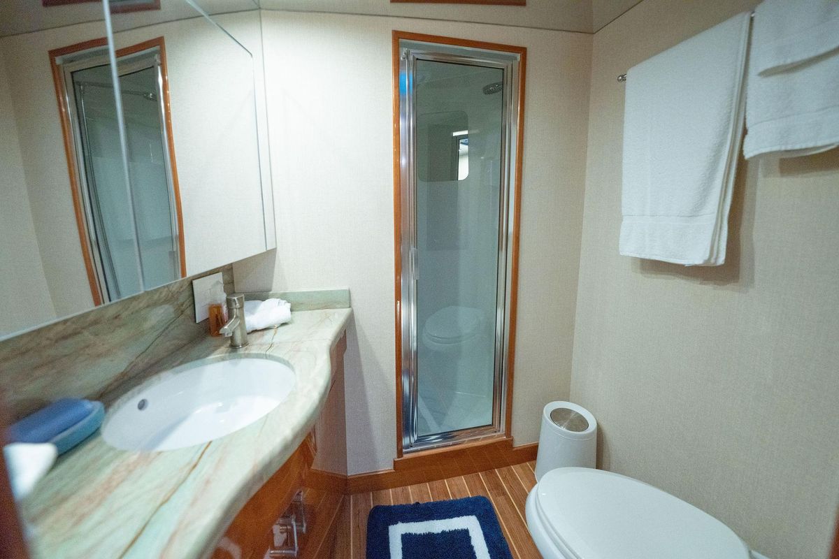 2005 Hatteras 60 