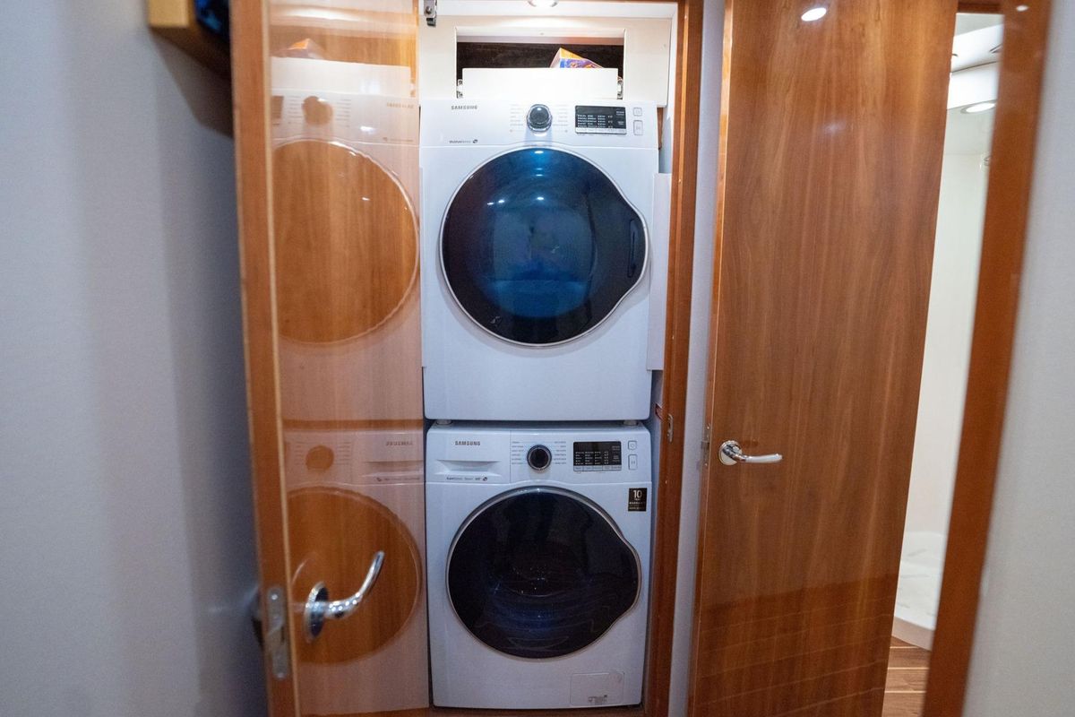 2005 Hatteras 60 