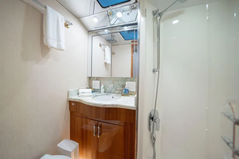 Ventura Yacht Photos Pics Guest Head and Shower