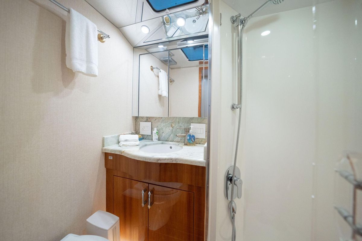 2005 Hatteras 60 