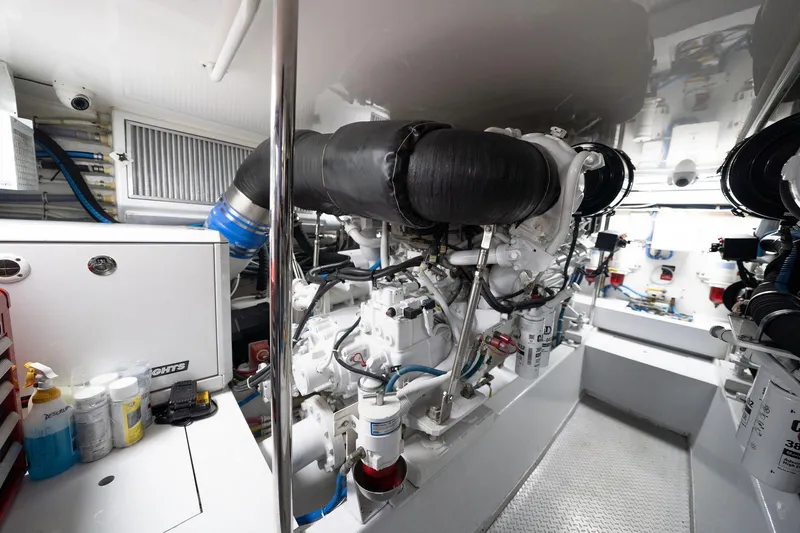 Ventura Yacht Photos Pics 1650 hp CAT Portside