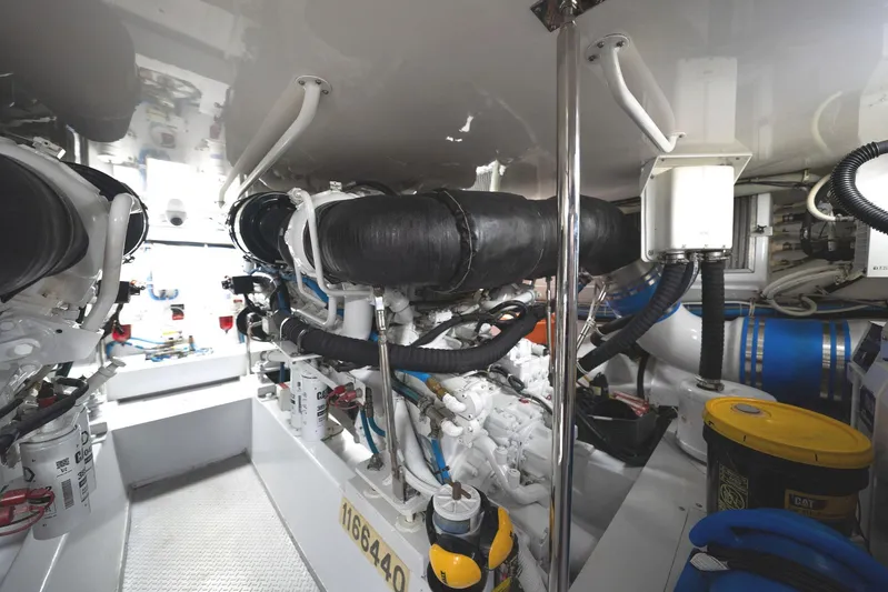 Ventura Yacht Photos Pics C32 HEUI Starboard Side