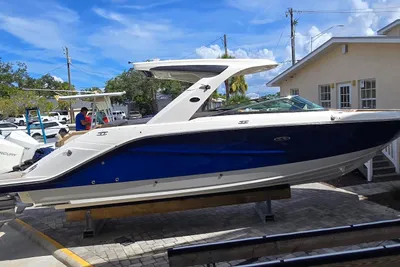 Sea Ray SLX 310 Outboard