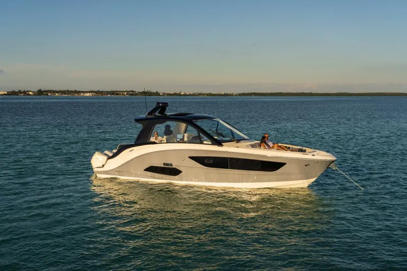  Yacht Photos Pics 2023-Sea-Ray-Sundancer-370-Outboard-MarineMax