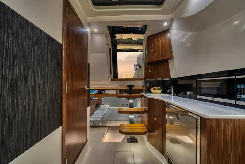  Yacht Photos Pics 2023-Sea-Ray-Sundancer-370-Outboard-MarineMax