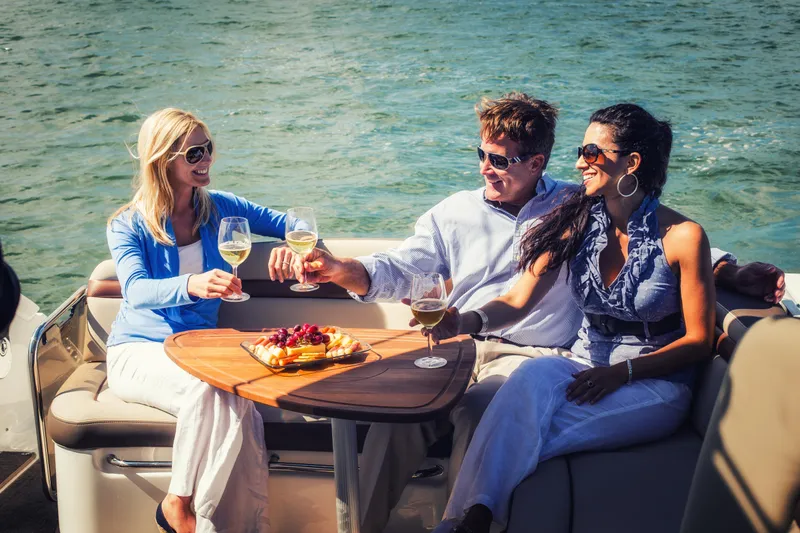  Yacht Photos Pics 2023-Sea-Ray-Sundancer-370-Outboard-MarineMax