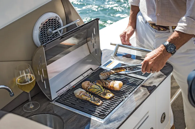  Yacht Photos Pics 2023-Sea-Ray-Sundancer-370-Outboard-MarineMax