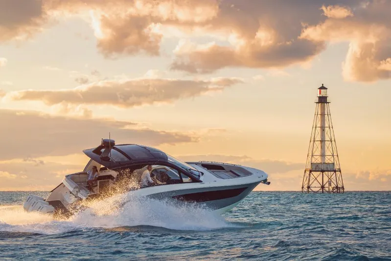 Yacht Photos Pics 2023-Sea-Ray-Sundancer-370-Outboard-MarineMax