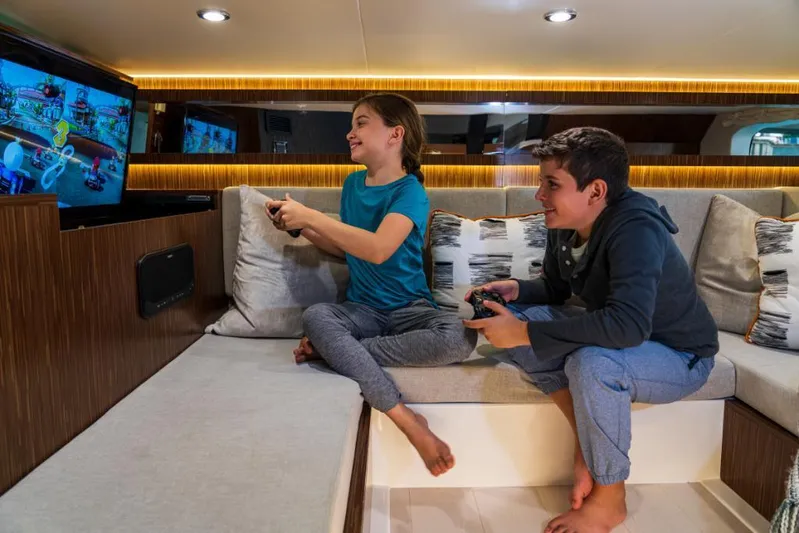  Yacht Photos Pics 2023-Sea-Ray-Sundancer-370-Outboard-MarineMax