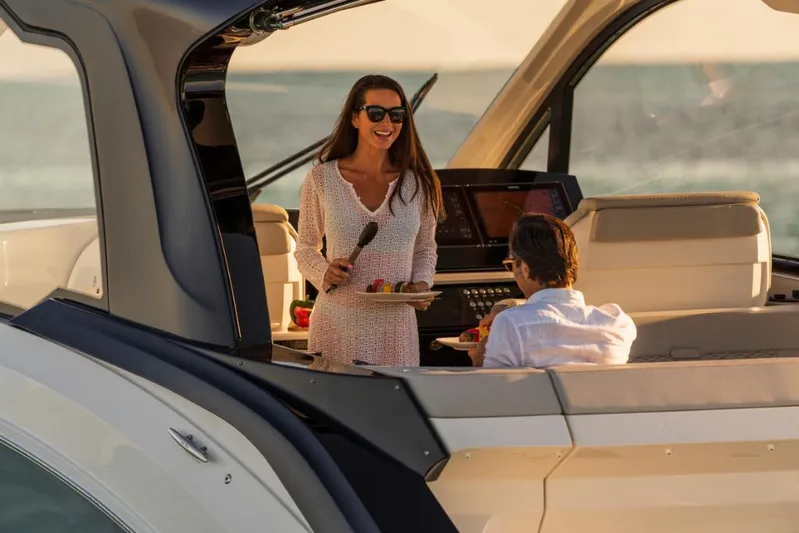  Yacht Photos Pics 2023-Sea-Ray-Sundancer-370-Outboard-MarineMax