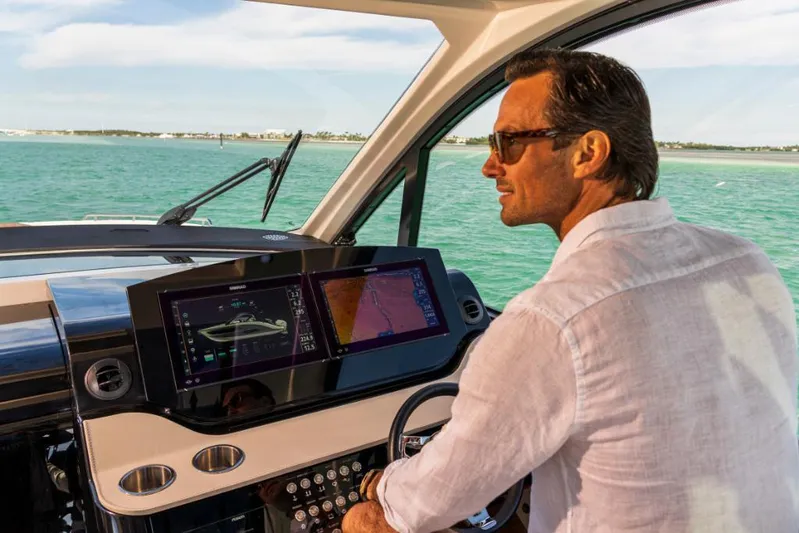  Yacht Photos Pics 2023-Sea-Ray-Sundancer-370-Outboard-MarineMax