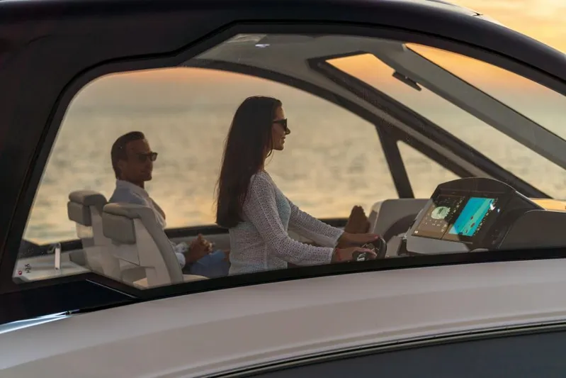  Yacht Photos Pics 2023-Sea-Ray-Sundancer-370-Outboard-MarineMax