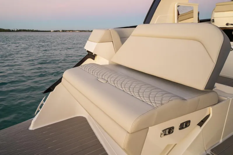  Yacht Photos Pics 2023-Sea-Ray-Sundancer-370-Outboard-MarineMax