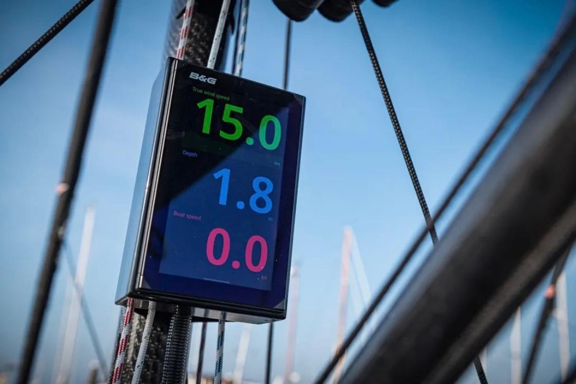 B&G display on Saffier 33 yacht, showing wind speed, depth, and boat speed.