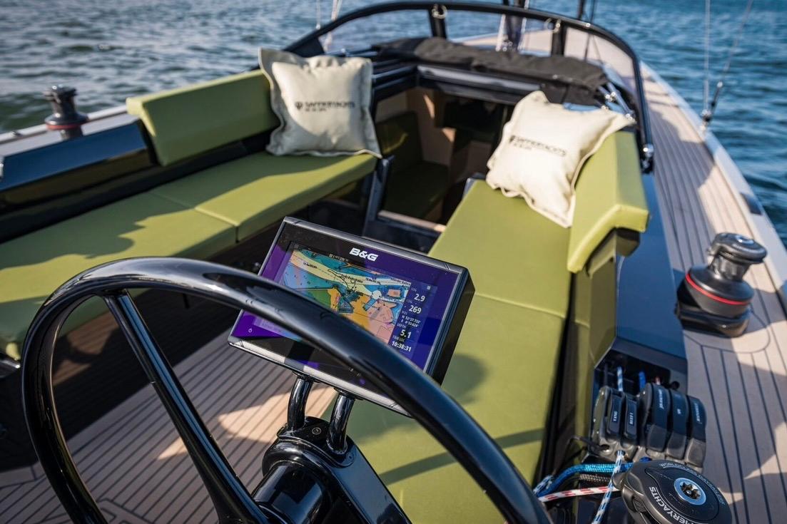 2025 Saffier 33 yacht interior with navigation system and green seating.
