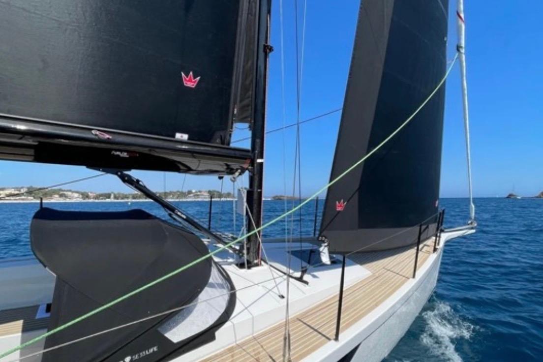 2025 Saffier 33 sailboat with sleek black sails on open water.