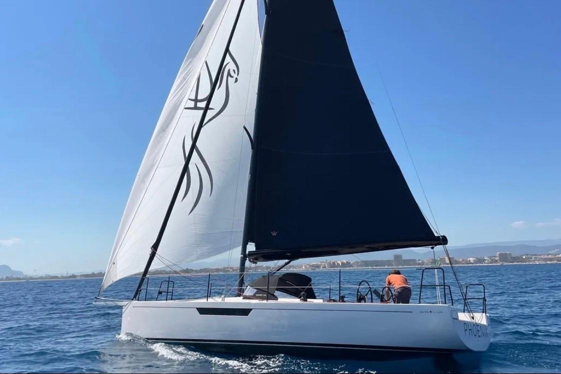 2025 Saffier 33 sailboat on open water, sleek design, clear blue sky.