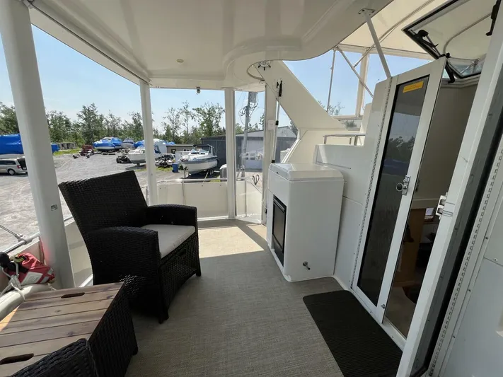  Yacht Photos Pics 1996 Carver 370 Aft Cabin boat interior with wicker chair and outdoor view.