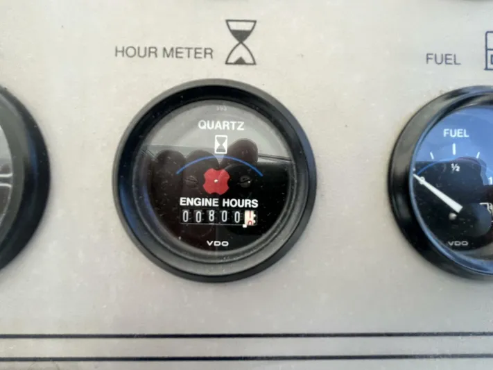  Yacht Photos Pics Hour meter showing 800 engine hours on 1996 Carver 370 Aft Cabin.