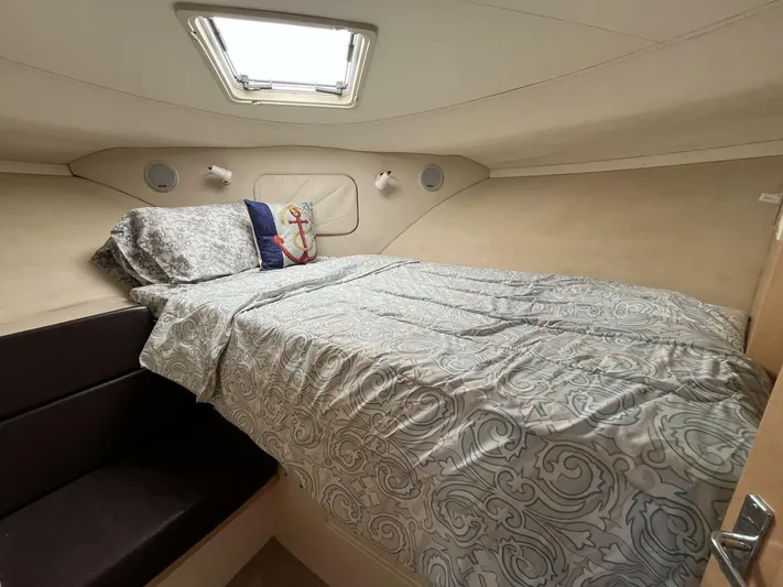  Yacht Photos Pics 1996 Carver 370 Aft Cabin bedroom with patterned bedding and overhead window.