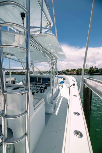  Yacht Photos Pics 2017 SeaVee Z 39 boat with sleek design and advanced navigation system.