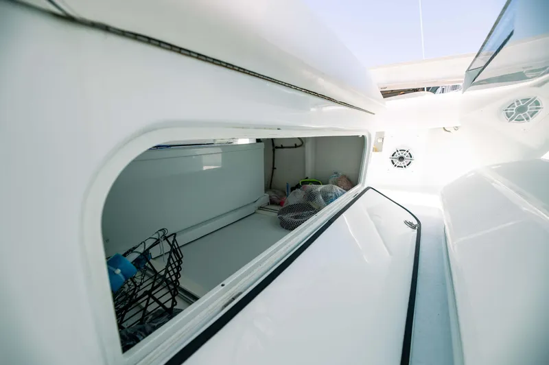  Yacht Photos Pics 2017 SeaVee Z 39 boat storage compartment, open and spacious.